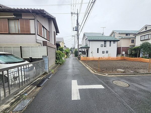 安心して暮らすことのできる住宅街。　住宅地の道路は一般に交通量が少なく車などの騒音が少ないため、住民にとって静かな生活環境が提供されます。