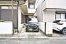 駐車場：日々の生活動線をスムーズに整える実用性と落ち着きを兼ね備えた佇まいが広がります。 
