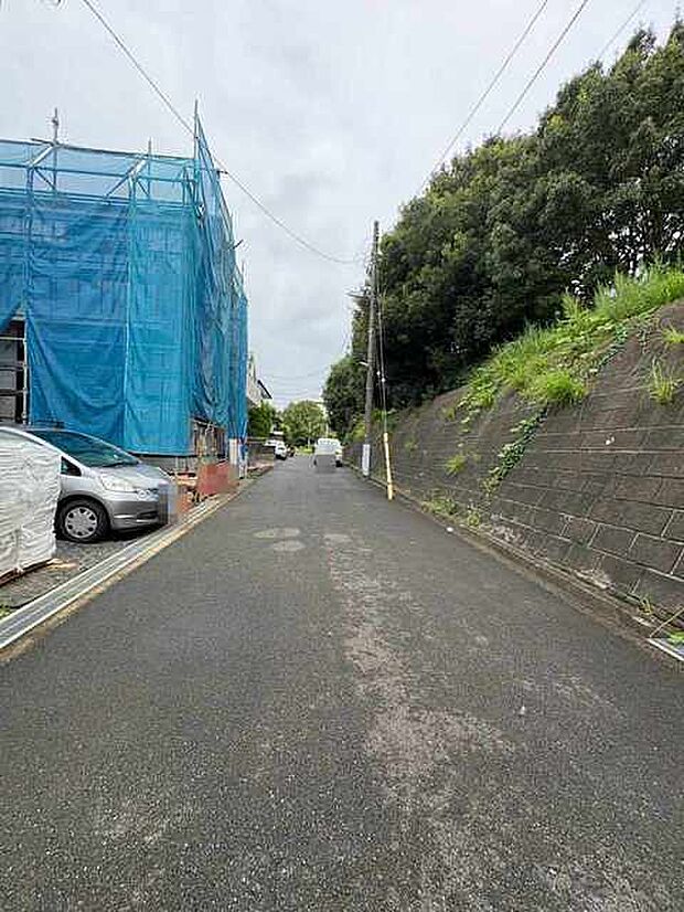安心して暮らすことのできる住宅街。 住宅地の道路は一般に交通量が少なく車などの騒音が少ないため、住民にとって静かな生活環境が提供されます。