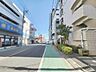 外観：歩道の整備されたすっきりと見通しの良い街並みが落ち着いた日常を演出します。