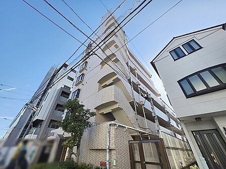 周辺の街並みの中で適度な主張、生活に溶け込むシンプルなデザインの外観が魅力の建物です。 