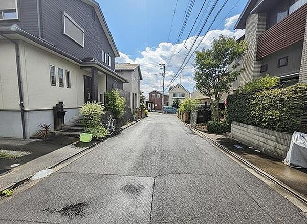 安心して暮らすことのできる住宅街。　住宅地の道路は一般に交通量が少なく車などの騒音が少ないため、住民にとって静かな生活環境が提供されます。