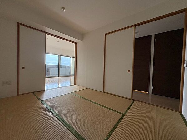 実際に室内をご見学頂くと生活のイメージが広がります。家具を置いたイメージや窓からの景色など、現地で体感ください。