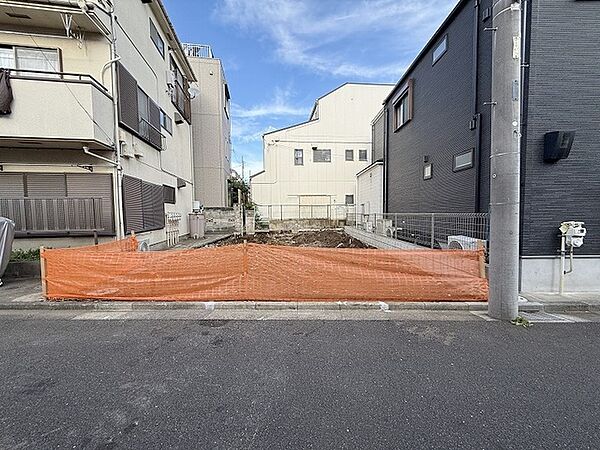 現地ご見学の際、スタッフが様々なご質問に対応いたします、周辺環境、前面道路、建築可能な建物について、ぜひご相談ください。