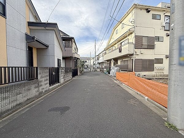 周辺は住宅が建ち並ぶ閑静な住宅街です。
