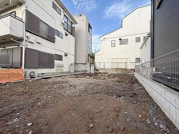 建築条件なしの敷地。弊社グループ「白馬建設」にて建物プランをご提案できます。実際の陽当たりやサイズ感を現地でお確かめください。