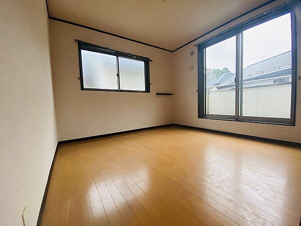 洋室はモダンなデザインと機能性を備え、快適な生活空間に。明るい窓から差し込む自然光が広々とした空間をさらに明るく開放的に感じさせます。
