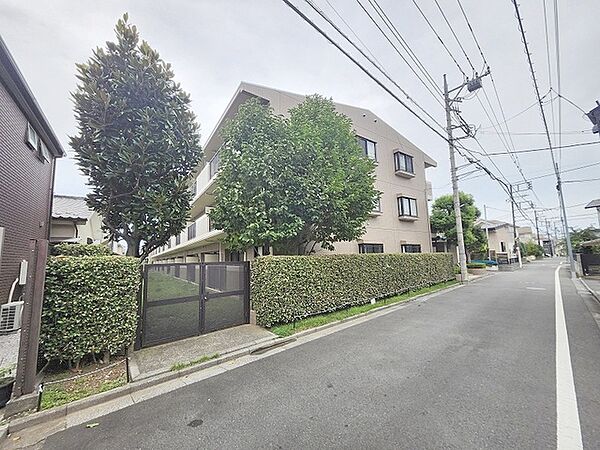 周辺の街並みの中で適度な主張、生活に溶け込むシンプルなデザインの外観が魅力の建物です。