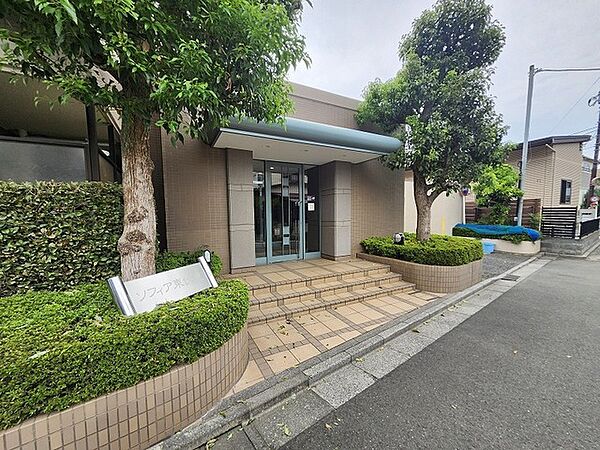 緑豊かな植栽に囲まれたエントランスは訪れる人を心地よく迎えます。