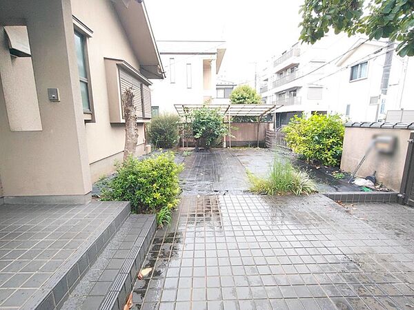 現地ご見学の際、スタッフが様々なご質問に対応いたします、周辺環境、前面道路、建築可能な建物について、ぜひご相談ください。