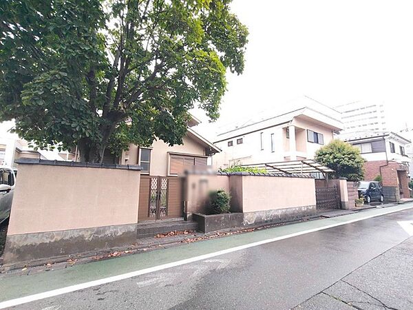 現地ご見学の際、スタッフが様々なご質問に対応いたします、周辺環境、前面道路、建築可能な建物について、ぜひご相談ください。