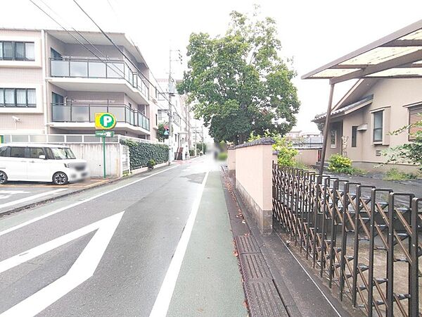 安心して暮らすことのできる住宅街。　住宅地の道路は一般に交通量が少なく車などの騒音が少ないため、住民にとって静かな生活環境が提供されます。