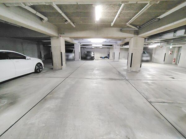ゆとりのある十分なスペースを確保し日々の移動を快適に支える駐車エリアです。