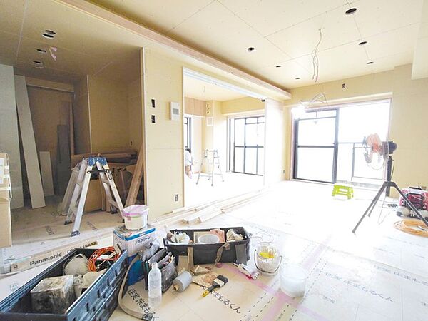 家族が一番集まる場所だから広々としつつも素敵な空間であって欲しい。みんながくつろぐリビングからキッチンまでが一つの空間のように繋がる間取り。