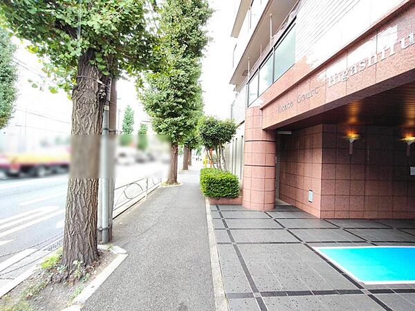 緑豊かな並木道に面し穏やかな空気が流れるエントランスアプローチ。