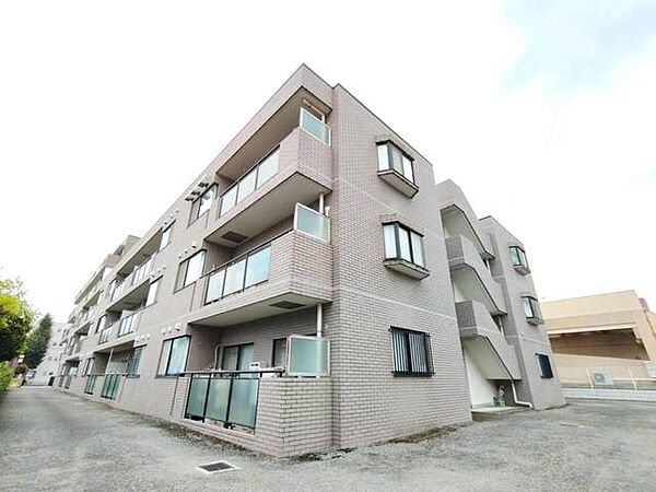 周辺の街並みの中で適度な主張、生活に溶け込むシンプルなデザインの外観が魅力の建物です。