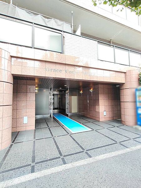 重厚感のある石造りのエントランスが日常の帰路を上品に演出します。