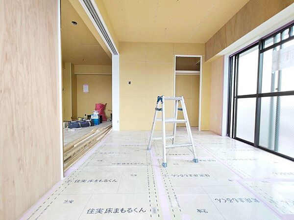 洋室はモダンなデザインと機能性を備え、快適な生活空間に。明るい窓から差し込む自然光が広々とした空間をさらに明るく開放的に感じさせます。