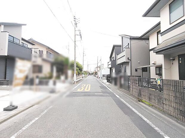 安心して暮らすことのできる住宅街。 住宅地の道路は一般に交通量が少なく車などの騒音が少ないため、住民にとって静かな生活環境が提供されます。