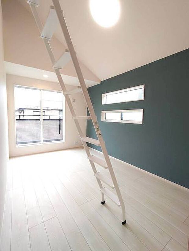 スタイリッシュなデザインと快適な居住性を兼ね備えた洋室。広々とした空間は、自分らしいインテリアを楽しむことができるほか、リラックスした時間を過ごすことができそうです。