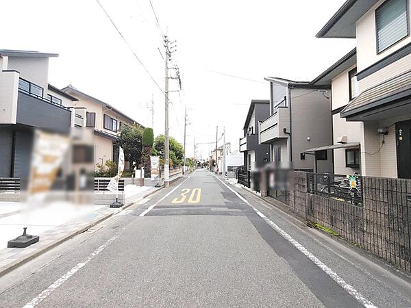 安心して暮らすことのできる住宅街。　住宅地の道路は一般に交通量が少なく車などの騒音が少ないため、住民にとって静かな生活環境が提供されます。