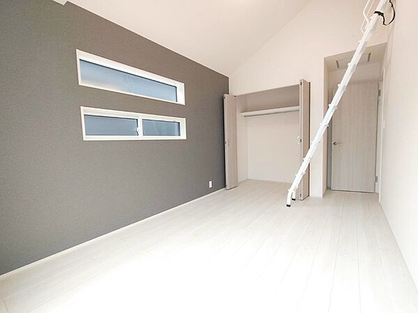 スタイリッシュなデザインと快適な居住性を兼ね備えた洋室。広々とした空間は、自分らしいインテリアを楽しむことができるほか、リラックスした時間を過ごすことができそうです。