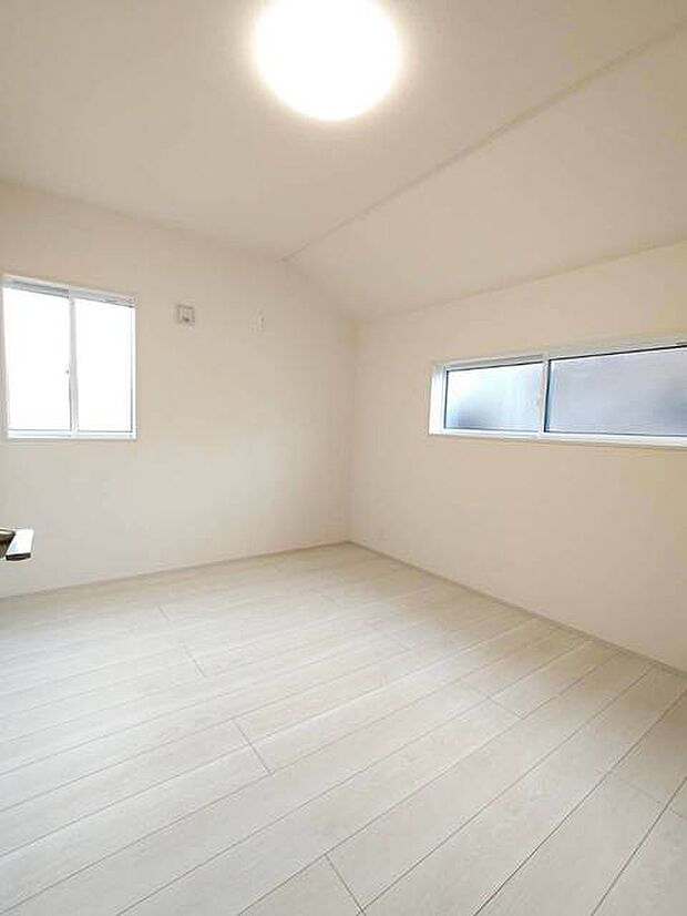 スタイリッシュなデザインと快適な居住性を兼ね備えた洋室。広々とした空間は、自分らしいインテリアを楽しむことができるほか、リラックスした時間を過ごすことができそうです。