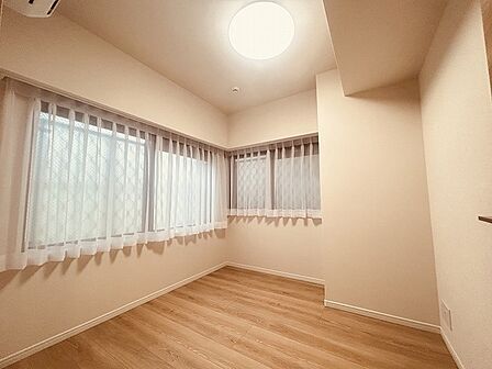 スタイリッシュなデザインと快適な居住性を兼ね備えた洋室。広々とした空間は、自分らしいインテリアを楽しむことができるほか、リラックスした時間を過ごすことができそうです。