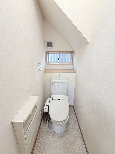 階段下を有効活用したトイレスペース。 便座はもちろんウォシュレット。