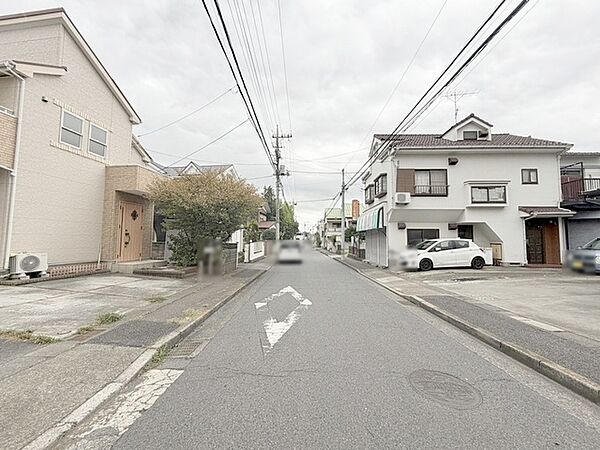 安心して暮らすことのできる住宅街。　住宅地の道路は一般に交通量が少なく車などの騒音が少ないため、住民にとって静かな生活環境が提供されます。