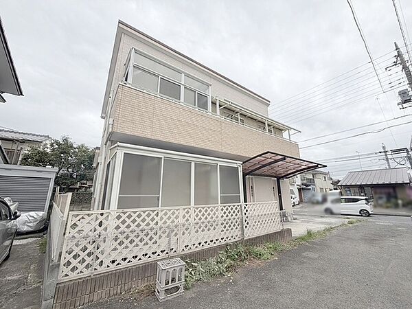 周辺の街並みの中で適度な主張、生活に溶け込むシンプルなデザインの外観が魅力の一戸建です。