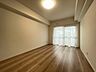 洋室：実際に室内をご見学頂くと生活のイメージが広がります。家具を置いたイメージや窓からの景色など、現地で体感ください。 