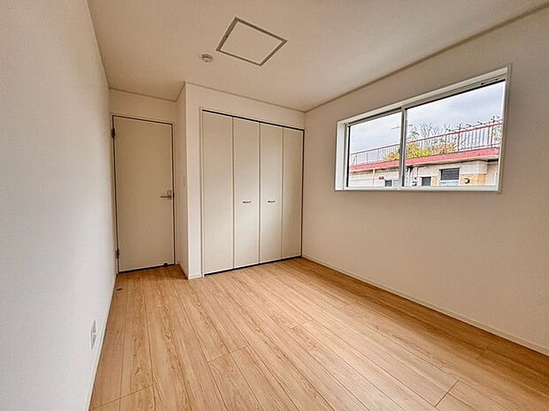 洋室はモダンなデザインと機能性を備え、快適な生活空間に。明るい窓から差し込む自然光が広々とした空間をさらに明るく開放的に感じさせます。
