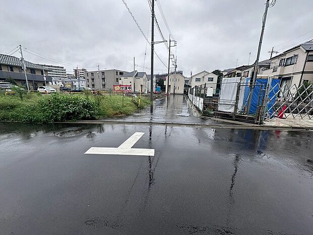 周辺は住宅が建ち並ぶ閑静な住宅街です。 