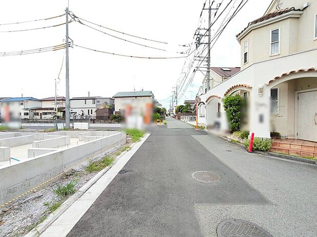 安心して暮らすことのできる住宅街。 住宅地の道路は一般に交通量が少なく車などの騒音が少ないため、住民にとって静かな生活環境が提供されます。