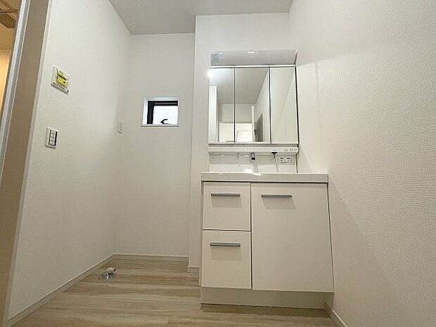 三面鏡に洗面台。 コンセントに照明機能、多機能性を備えた設備です。