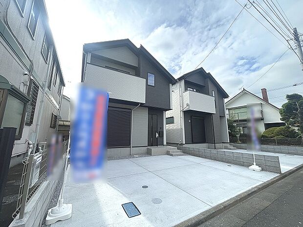 周辺の街並みの中で適度な主張、生活に溶け込むシンプルなデザインの外観が魅力の一戸建です。