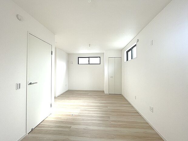 スタイリッシュなデザインと快適な居住性を兼ね備えた洋室。広々とした空間は、自分らしいインテリアを楽しむことができるほか、リラックスした時間を過ごすことができそうです。