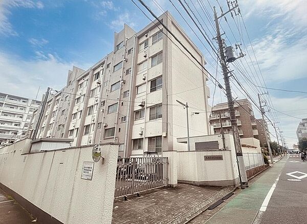 周辺の街並みの中で適度な主張、生活に溶け込むシンプルなデザインの外観が魅力の建物です。