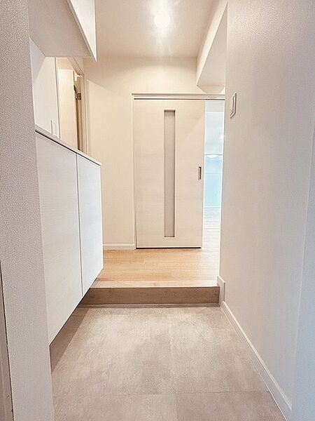 玄関は家の第一印象を左右する重要な場所。ほどよい広さとスタイリッシュな色遣いが印象的です。