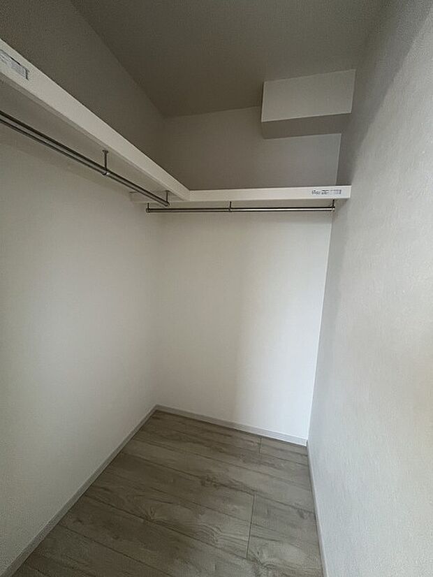 沢山のお洋服などを収納できそうなウォークインクローゼット。