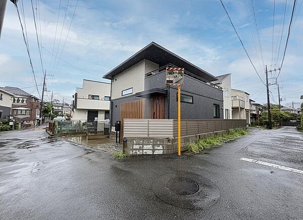 安心して暮らすことのできる住宅街。　住宅地の道路は一般に交通量が少なく車などの騒音が少ないため、住民にとって静かな生活環境が提供されます。