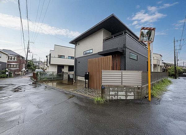 周辺の街並みの中で適度な主張、生活に溶け込むデザイン性高い外観が魅力の一戸建です。