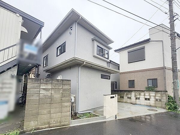 周辺の街並みの中で適度な主張、生活に溶け込むシンプルなデザインの外観が魅力の一戸建です。