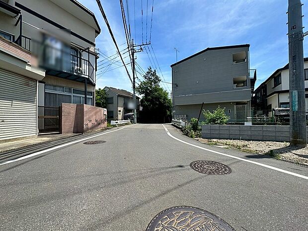 安心して暮らすことのできる住宅街。　住宅地の道路は一般に交通量が少なく車などの騒音が少ないため、住民にとって静かな生活環境が提供されます。 