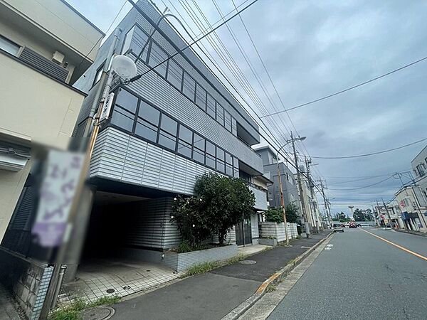 現地のご見学予約もスタートしました。現地ご見学の際、スタッフが様々なご質問に対応いたします、周辺環境、前面道路、建築可能な建物について、ぜひご相談ください。