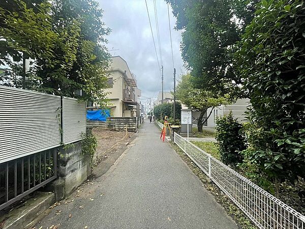 現地のご見学予約もスタートしました。現地ご見学の際、スタッフが様々なご質問に対応いたします、周辺環境、前面道路、建築可能な建物について、ぜひご相談ください。