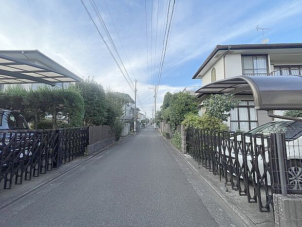 安心して暮らすことのできる住宅街。　住宅地の道路は一般に交通量が少なく車などの騒音が少ないため、住民にとって静かな生活環境が提供されます。 