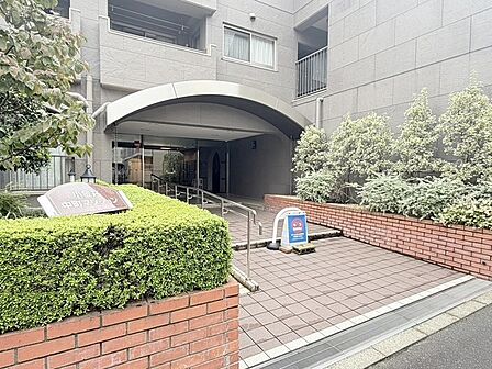 周辺の街並みの中で適度な主張、生活に溶け込むシンプルなデザインの外観が魅力の建物です。