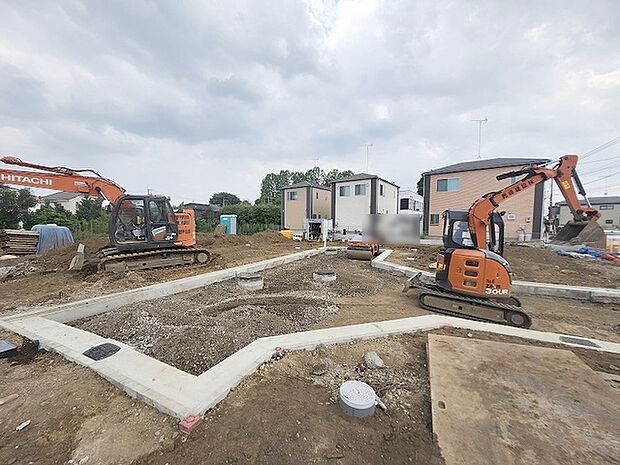 安心して暮らすことのできる住宅街。 住宅地の道路は一般に交通量が少なく車などの騒音が少ないため、住民にとって静かな生活環境が提供されます。